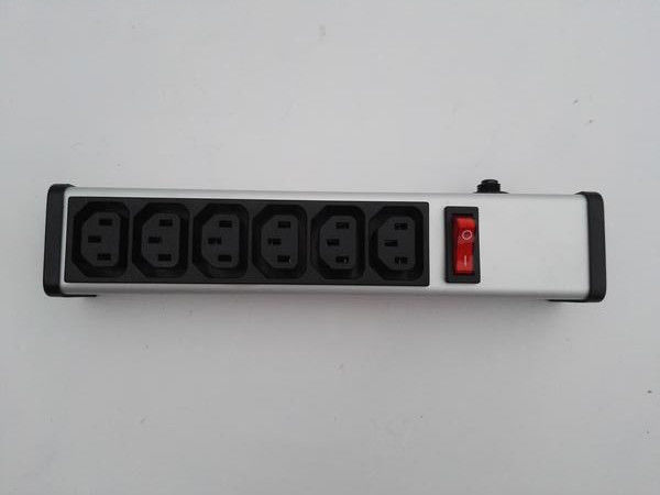 6 Output Plug Plug Power Strip PDU فلزی با حفاظت اضافه بار IEC تایید شده است