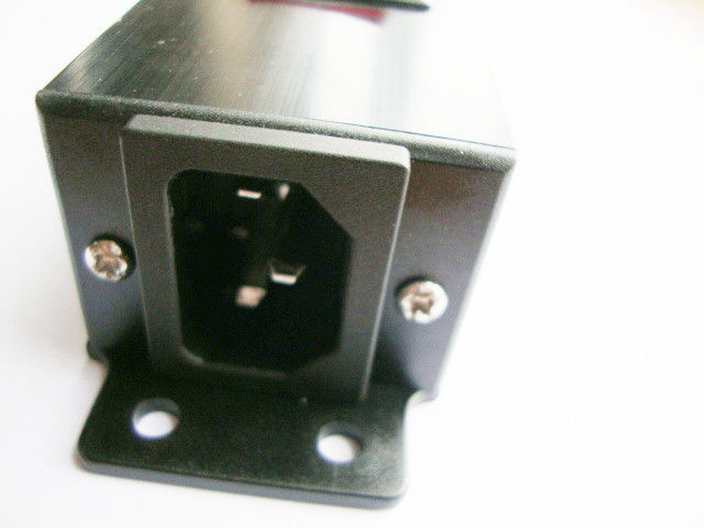ايتاليا / شيلي 4 خروجي قدرت پانل قدرتمند اروپا با محافظ خروجي / خاموش سوئيچ و اتصال IEC 320 Plug
