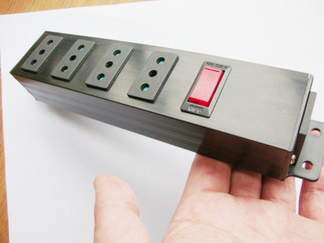 ايتاليا / شيلي 4 خروجي قدرت پانل قدرتمند اروپا با محافظ خروجي / خاموش سوئيچ و اتصال IEC 320 Plug