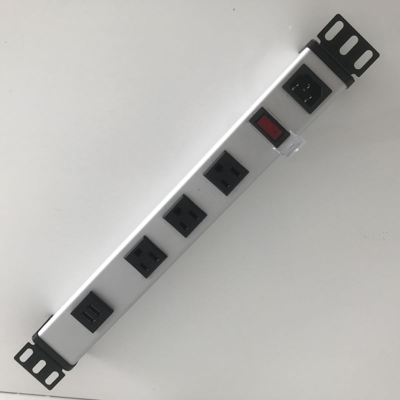 4 پریز برق خروجی ایالات متحده با پورت های USB سوئیچ ضد آب ورودی IEC C14