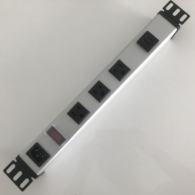 4 پریز برق خروجی ایالات متحده با پورت های USB سوئیچ ضد آب ورودی IEC C14
