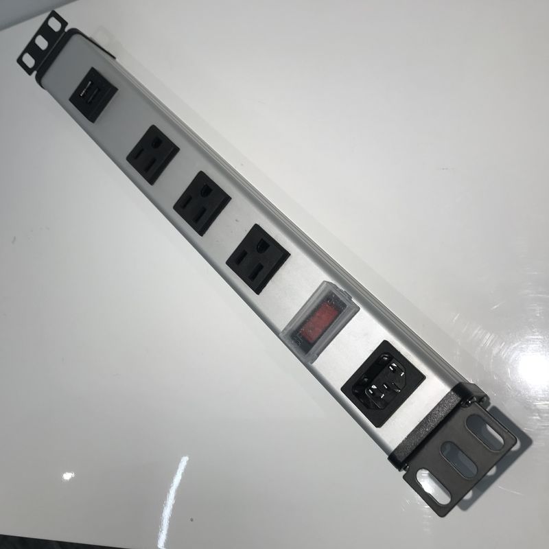 4 پریز برق خروجی ایالات متحده با پورت های USB سوئیچ ضد آب ورودی IEC C14